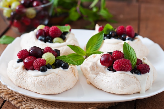 Gâteau de meringue "Pavlova" avec crème et baies