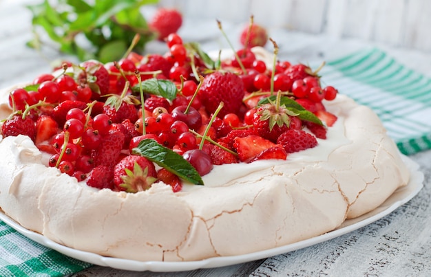 Gâteau de meringue "Pavlova" avec crème et baies