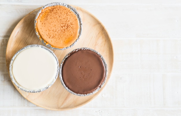 gâteau moelleux chocolat, lait vanille et thé au lait