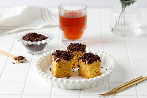 Gâteau moka tranché avec garniture saupoudrée de chocolat Meses