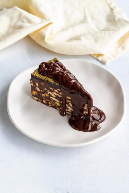 Un gâteau en mosaïque avec de la sauce au chocolat sur un fond blanc