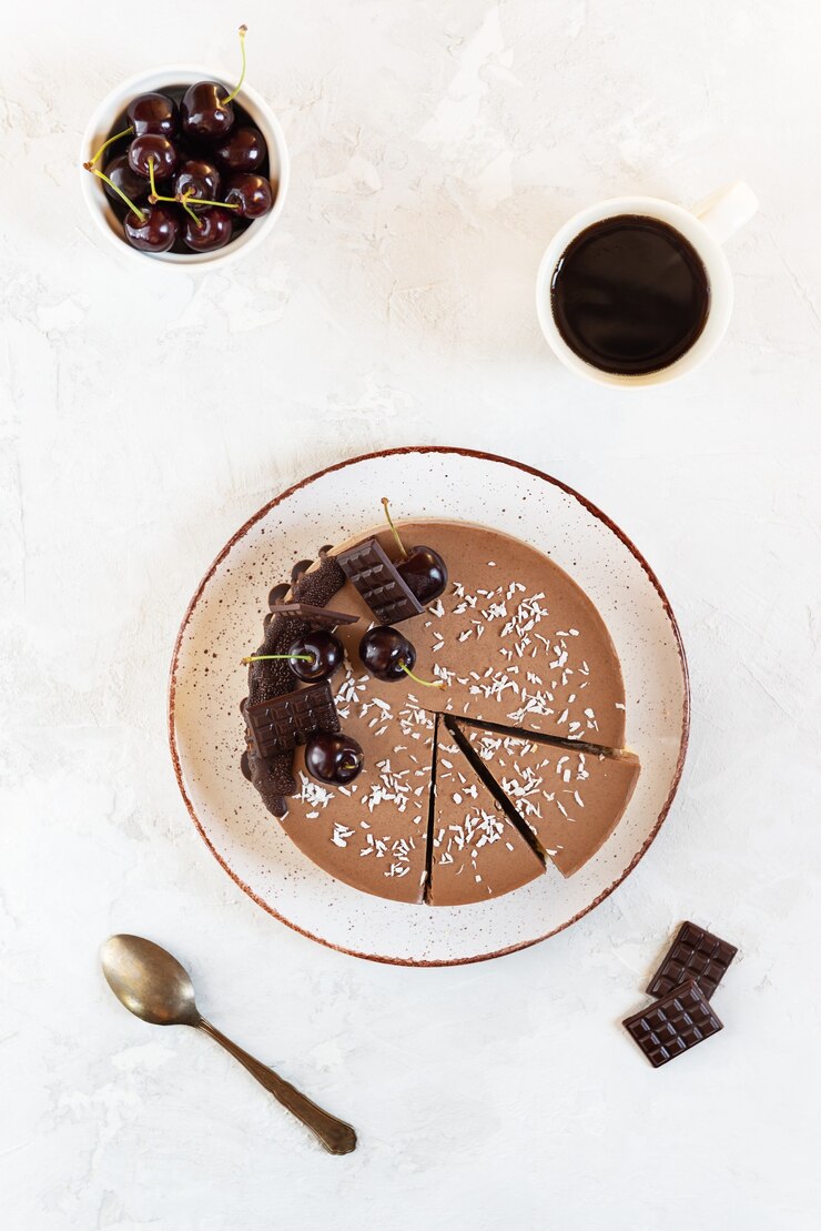 Photo gâteau mousse au chocolat végétalien cru aux cerises sur la table