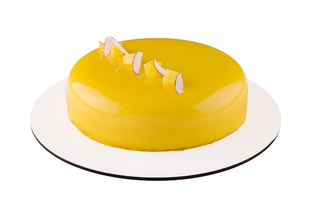 Gâteau mousse au citron sur plaque blanche