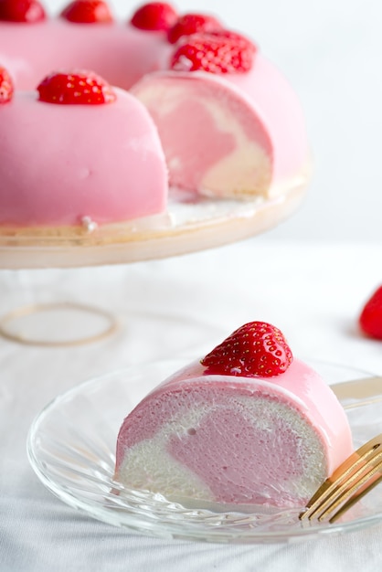 Gâteau mousse aux fraises sucré dessert sur une assiette