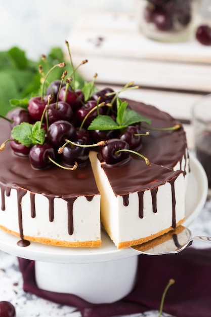 Gâteau Mousse Blanc à Base De Vanille Et De Chocolat Garnis De Cerises Fraîches Décorées