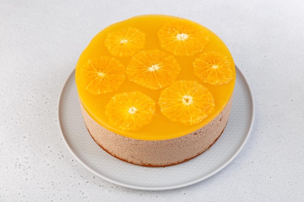 Gâteau mousse chocolatorange avec gelée de base de biscuit et cercles d'orange Gâteau au fromage fait maison entier Dessert traditionnel de vacances Mise au point sélective gros plan