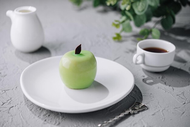 gâteau de mousse en forme de pomme et thé