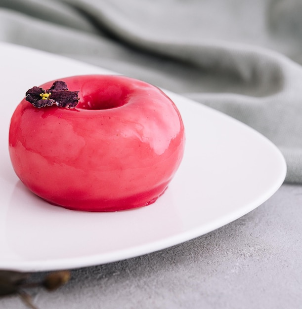 Gâteau mousse avec glaçage miroir rose