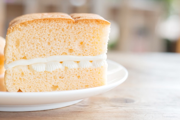 Photo gâteau mousseline à la crème blanche au café