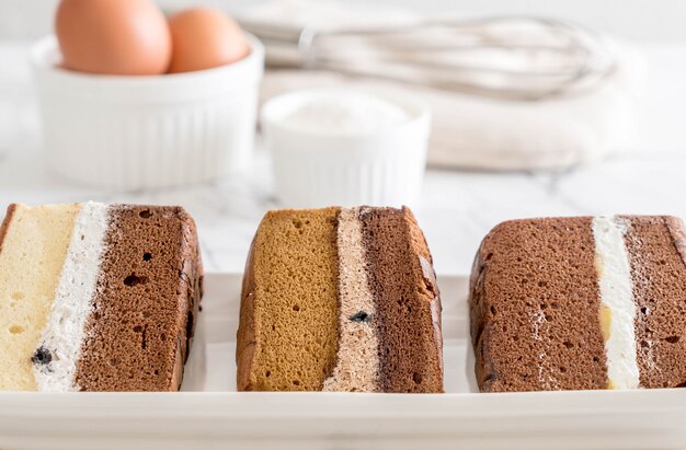 gâteau en mousseline de soie sur table