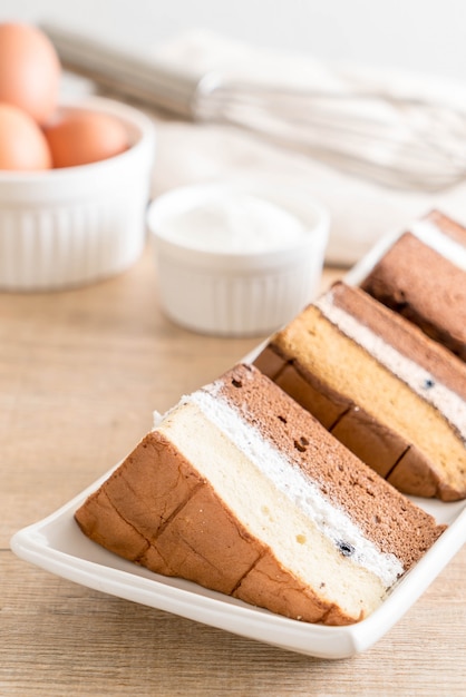 gâteau en mousseline de soie sur table