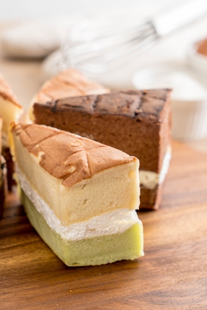 gâteau en mousseline de soie sur la table