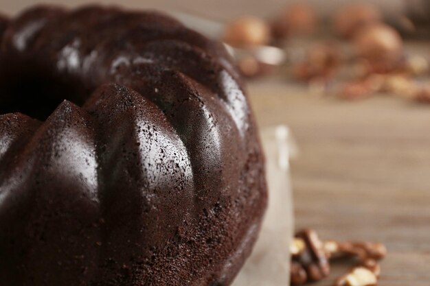 Gâteau muffin au chocolat sur la table libre