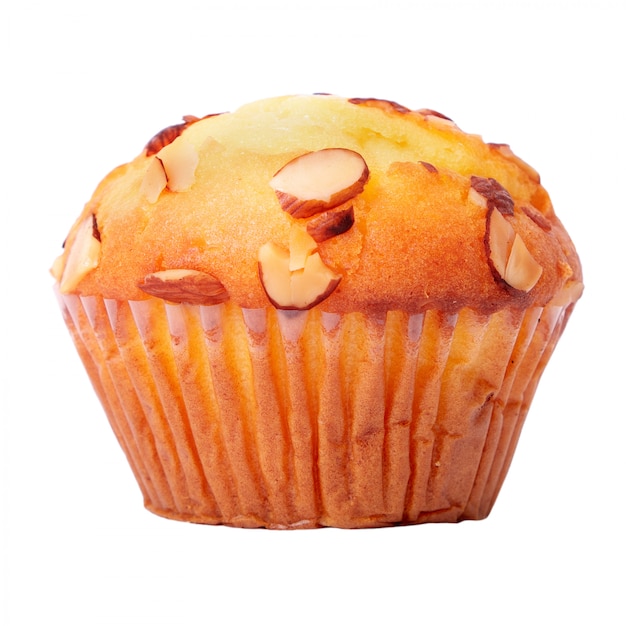 Gâteau muffin aux amandes isolé