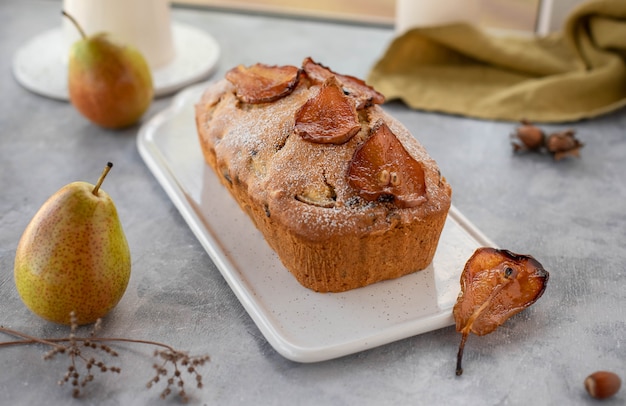 Gâteau muffin aux poires, noix décorées de poires caramélisées.