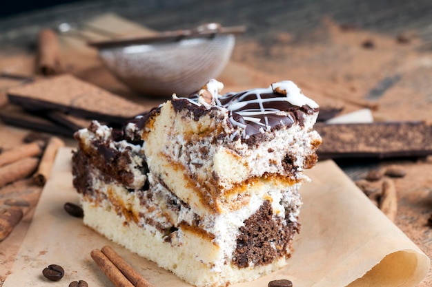 Un gâteau multicouche composé de gâteaux au chocolat et à la crème