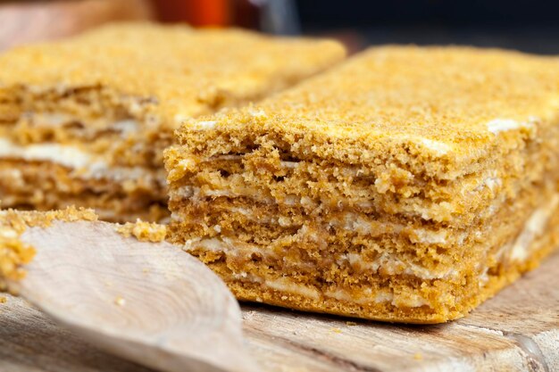 Gâteau multicouche composé de gâteaux moelleux et de crème au beurre au miel