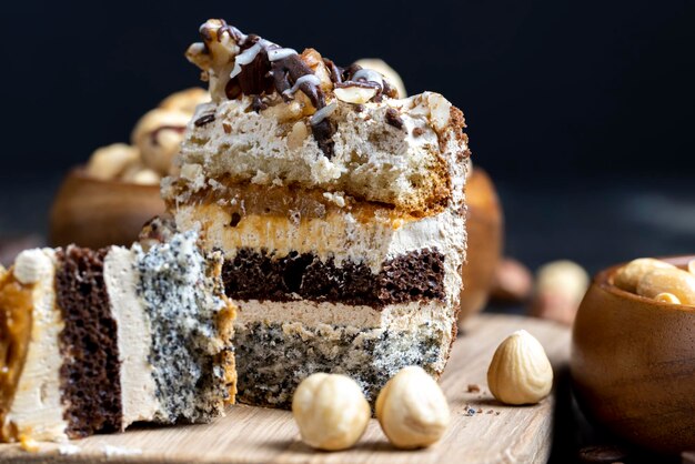 Gâteau multicouche avec différentes couches se bouchent