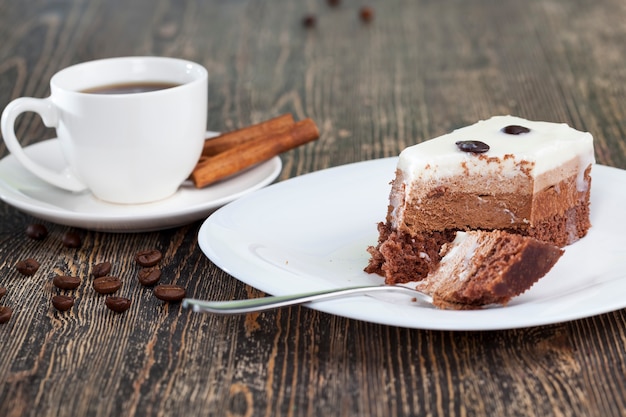 Gâteau multicouche pour le dessert, un délicieux morceau de gâteau dans lequel chaque couche avec sa propre couleur et son goût