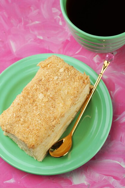 Gâteau Napoléon sur assiette et tasse de thé sur table libre