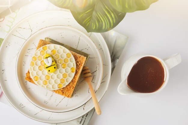 Gâteau Napoléon avec du miel sur un fond blanc