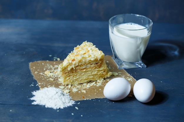 Gâteau Napoléon fait maison avec de la crème sur fond gris