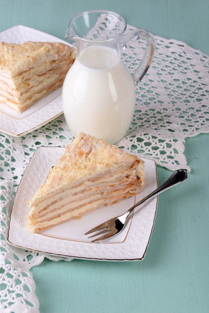 Gâteau Napoléon sur plaque sur table close-up