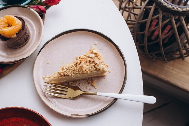 Gâteau Napoléon sur tableau blanc, vue du dessus