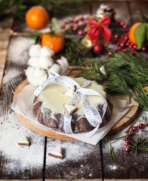 Gâteau de Noël au chocolat blanc Dessert du Nouvel An en cadeau Service de Noël de mets sucrés