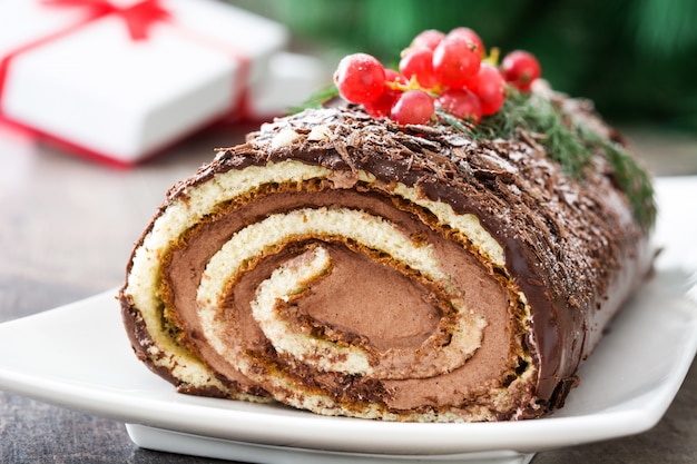 Gâteau de Noël au chocolat avec groseille sur bois.