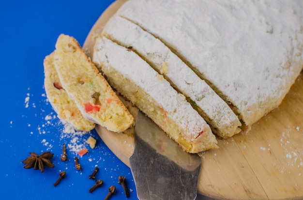 Gâteau de Noël aux fruits sur fond bleu.