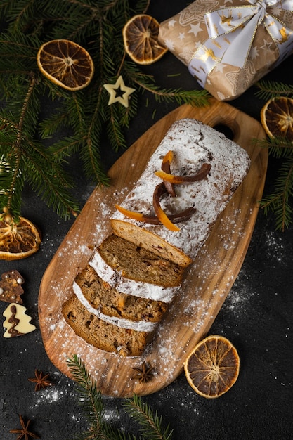 Photo gâteau de noël aux noix et fruits secs tranchés sur une planche