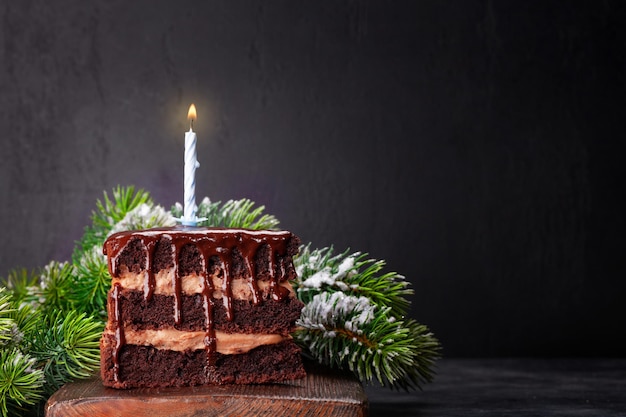 Gâteau de Noël avec bougie allumée