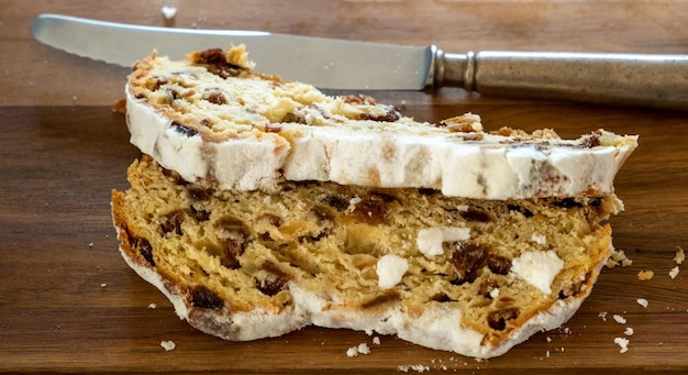 Photo le gâteau de noël christstollen est un gâteau sucré allemand de saison.