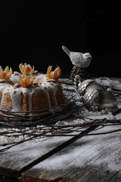 gâteau de noël avec décor d'hiver sur fond noir.