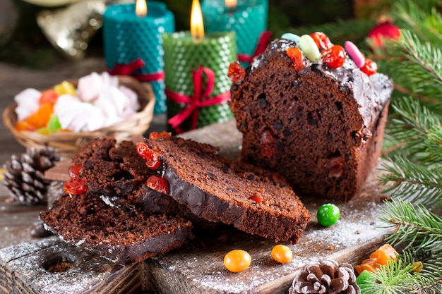 Gâteau de Noël avec décoration de Noël sur fond de bois