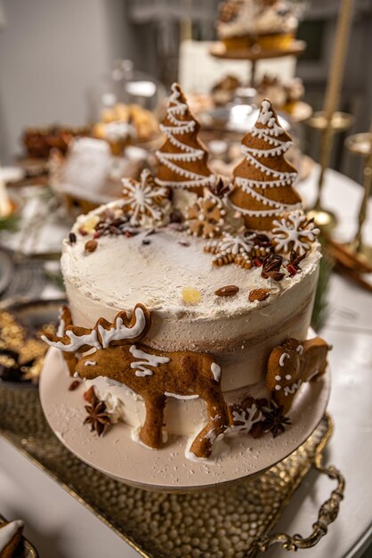 Gâteau de Noël décoré de biscuits au pain d'épice