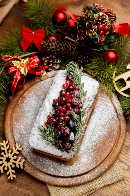 Gâteau de Noël fait maison avec des baies sauvages