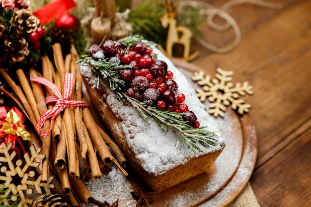 Gâteau de Noël fait maison avec des baies sauvages