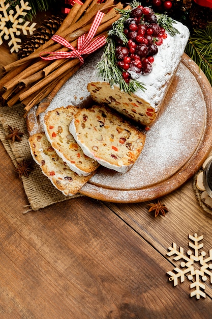 Gâteau de Noël fait maison avec des baies sauvages