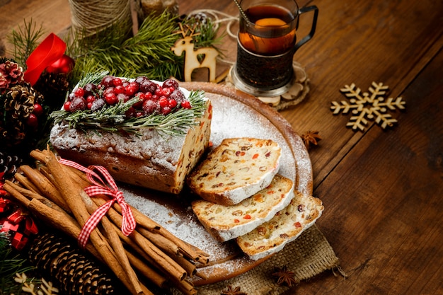 Gâteau de Noël fait maison avec des baies sauvages