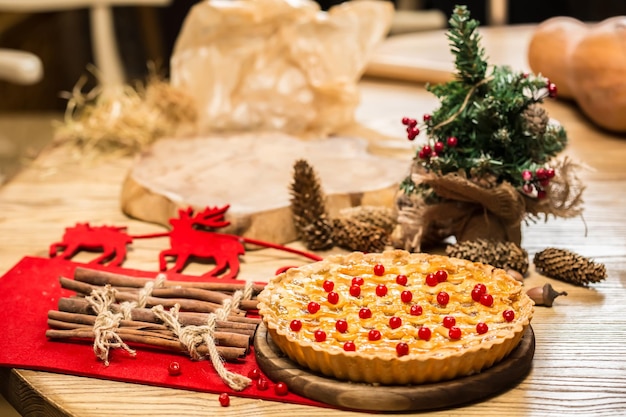 Gâteau de Noël fait maison avec des baies sauvages