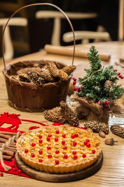 Gâteau de Noël fait maison avec des baies sauvages