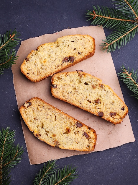 Gâteau de Noël fait maison en morceaux sur un fond noir