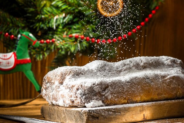 Gâteau de Noël festif Stollen sur table en bois Xmas Homemeda Sweet Food