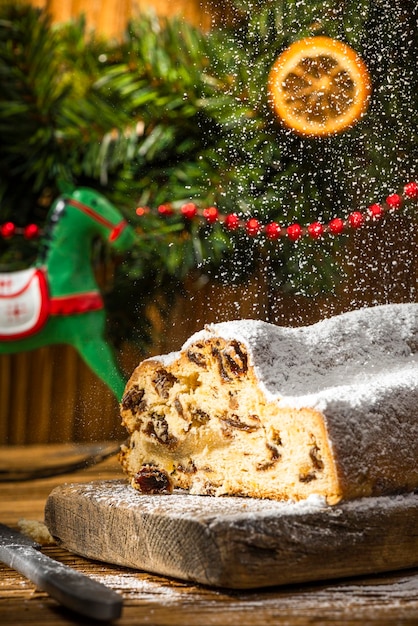 Gâteau de Noël festif Stollen sur table en bois Xmas Homemeda Sweet Food