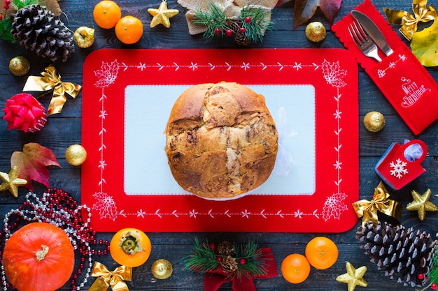 Gâteau de Noël italien traditionnel avec du chocolat et diverses décorations de Noël,