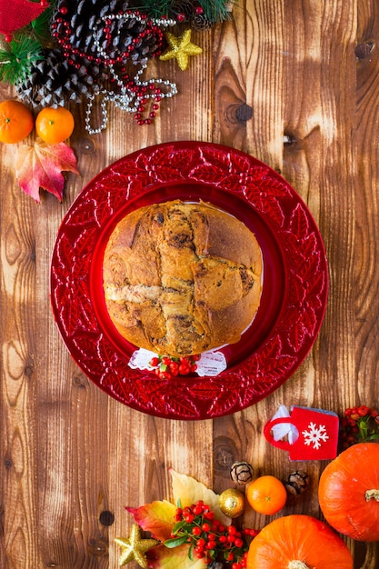 Photo gâteau de noël italien traditionnel avec du chocolat et diverses décorations de noël