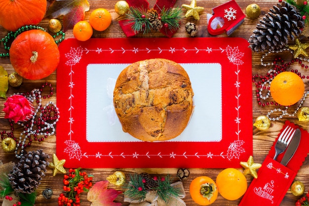 Gâteau de Noël italien traditionnel avec du chocolat et diverses décorations de Noël