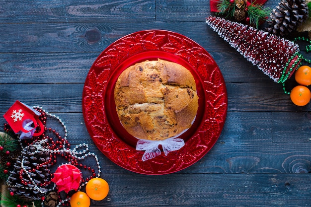 Gâteau de Noël italien traditionnel avec du chocolat et diverses décorations de Noël